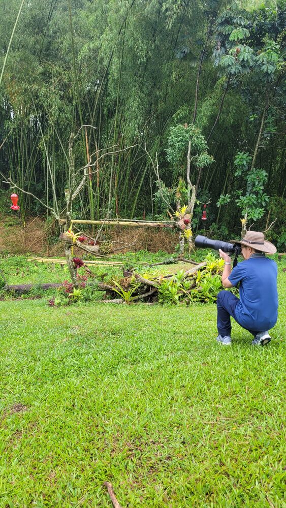 Fotógrafo junto a los comederos de colibríes