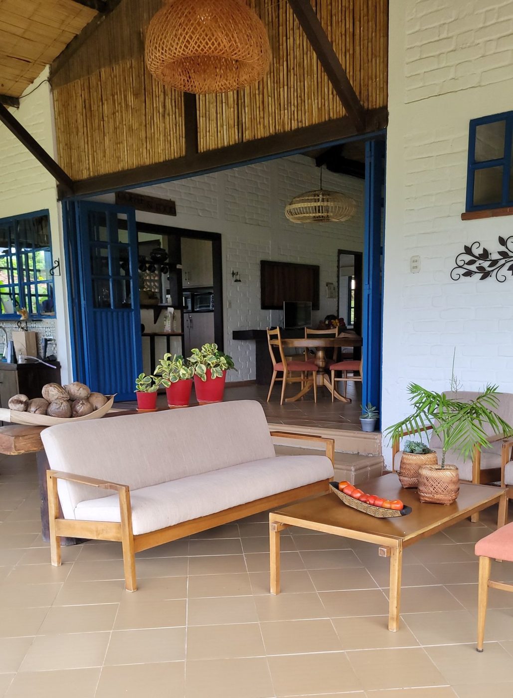 Fachada y zona social de la casa
